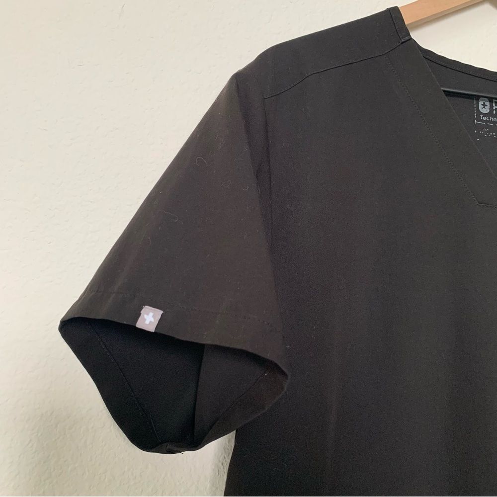 FIGS Technical Collection Women’s Black Scrub Top Large - Picture 3 of 5